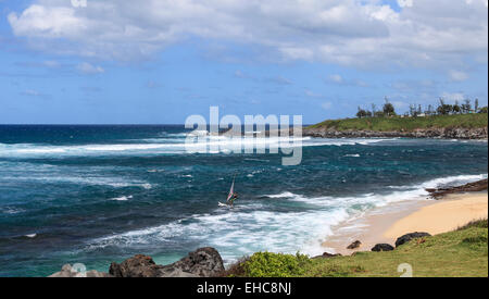 Windsurfer und Surfer am Hookipa Beach auf Maui Stockfoto