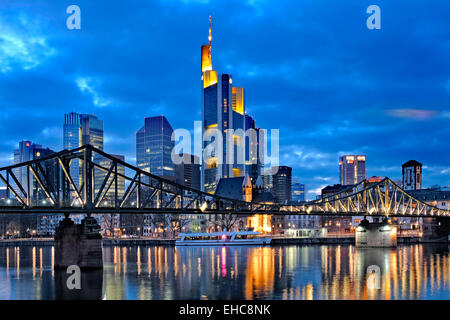 Der Fluss Main, Eiserner Steg Steg & Wolkenkratzer des Frankfurter Geschäftsviertel, Frankfurt am Main, Deutschland Stockfoto