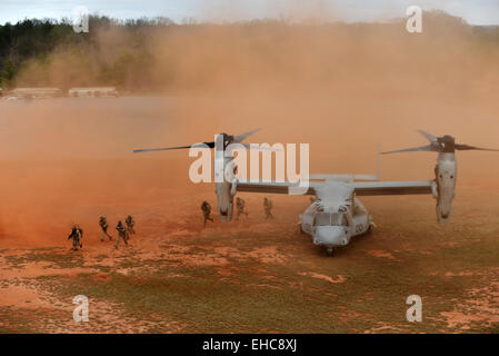 US Air Force Pararescue Jumper und Bekämpfung Rettung Offiziere aus dem 920th Rescue Wing gemeinsame Ausbildung mit einem Marine Osprey Kipp-Rotor Flugzeug an den Guardian Center 11. März 2015 in Perry, Georgia durchzuführen. Stockfoto