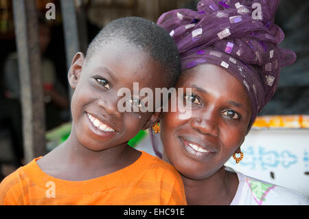 Porträt der Gambischen Frau Markt Trader und ihr Sohn, Serrekunda Markt, Gambia, Westafrika Stockfoto