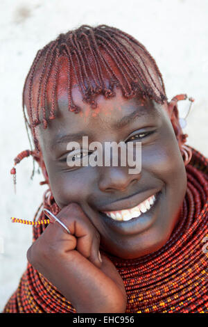 Lächelnd Turkana junge Frau mit massiven Perlenketten und traditionelle Frisur, Loiyangalani, Kenia Stockfoto