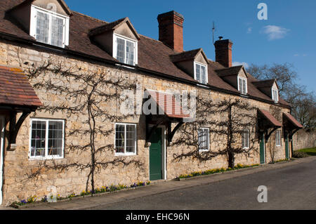 Ferienhäuser in Overbury Dorf, Worcestershire, England, UK Stockfoto