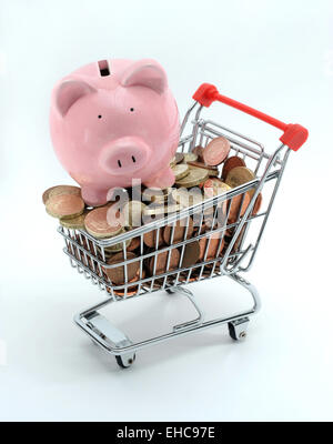 SPARSCHWEIN AUF SUPERMARKT EINKAUFSWAGEN RE RENTEN EINKOMMEN ESSEN PREISE SPAREN INVESTITIONEN RENTE PENSION POT GELD PFUND UK Stockfoto