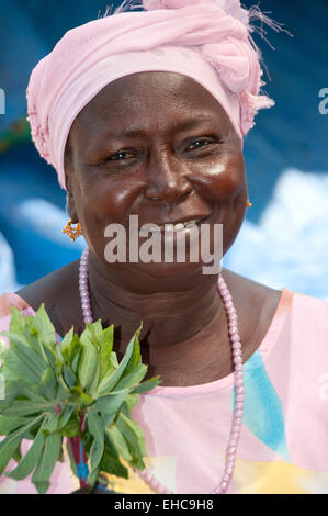 Porträt von eine gambische Frau Markt Serekunda, Gambia, Westafrika Stockfoto