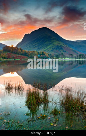 Spektakulären Sonnenaufgang über Buttermere & Fleetwith Pike, Nationalpark Lake District, Cumbria, England, UK Stockfoto