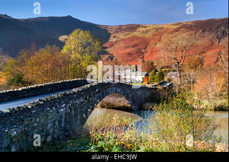 Grange in Borrowdale & River Derwent unterstützt durch The Derwent Fells im Herbst, Nationalpark Lake District, Cumbria, England, UK Stockfoto