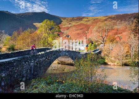 Radfahrer kreuzen Grange Brücke, Grange in Borrowdale, Nationalpark Lake District, Cumbria, England, UK Stockfoto