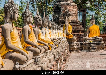 ausgerichteten Buddhastatuen im Wat Yai Chai Mongkons Ayutthaya Bangkok Thailand Stockfoto