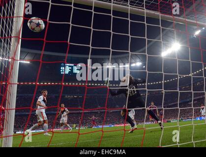 Allianz-Stadion, München, Deutschland. 11. März 2015. UEFA Champions League Fußball. Bayern München vs. Schachtjor Donezk. Holger Badstuber (FC Bayern Muenchen) Noten um zu machen, 5:0-11 03 2015 Fußball UEFA Champions League FC Bayern München Schachtar Donezk V l Holger Badstuber FC Bayern München Tor Tor 4 0, das Spiel 7: 0 für Bayern über Donezk endete. Bildnachweis: Aktion Plus Sport/Alamy Live-Nachrichten Stockfoto