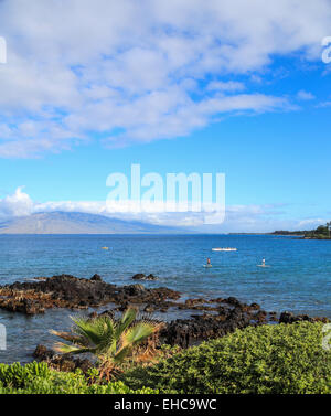 Stand up Paddel-Boarder, Kajakfahrer und Ausleger-Kanu-Tour von Wailea, Maui Stockfoto