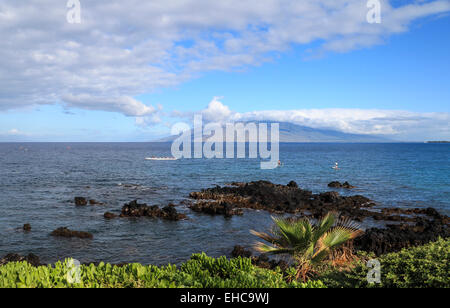 Schnorchler, Ausleger-Kanu und Stand-up Paddeln Boarder von Wailea, Maui Stockfoto