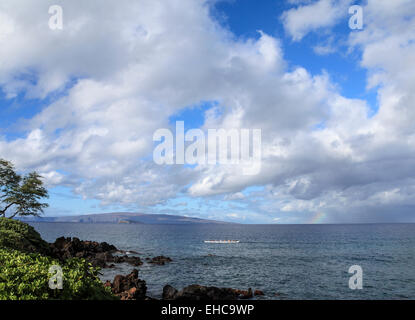 Ausleger-Kanu-Tour geht durch Ausschnitt des Regenbogens von Wailea, Maui Stockfoto