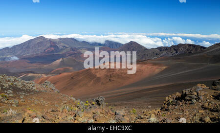 Haleakala National Park, mit Reiter in weiter Ferne die Sliding Sands Trail hinauf gesehen Stockfoto