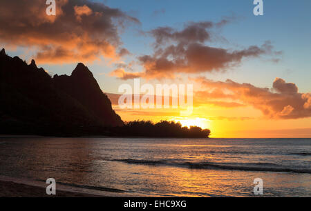 Blick auf den Sonnenuntergang am Tunnel Beach auf Kauai Stockfoto