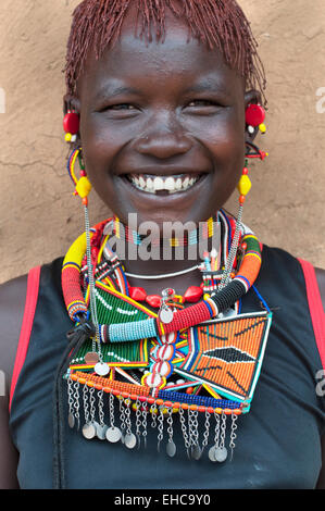 Eine Lächeln auf den Lippen Pokot Mädchen mit bunten Perlen Halsketten und Ohrringe, Tengulbei, Kenia Stockfoto