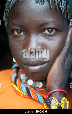 Eine Pokot Mädchen mit bunten Perlen Halsketten und Armbänder, Tengulbei, Kenia Stockfoto