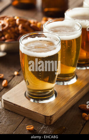 Verschiedene Biere in einem Flug bereit zur Verkostung Stockfoto