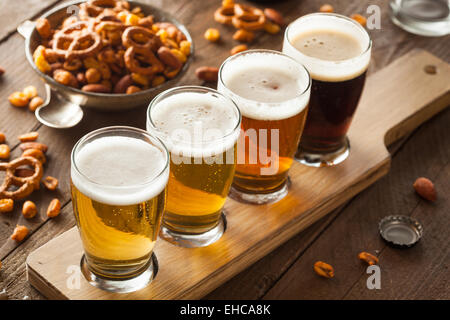 Verschiedene Biere in einem Flug bereit zur Verkostung Stockfoto