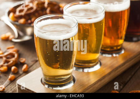 Verschiedene Biere in einem Flug bereit zur Verkostung Stockfoto