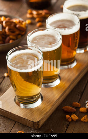 Verschiedene Biere in einem Flug bereit zur Verkostung Stockfoto