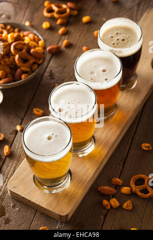 Verschiedene Biere in einem Flug bereit zur Verkostung Stockfoto