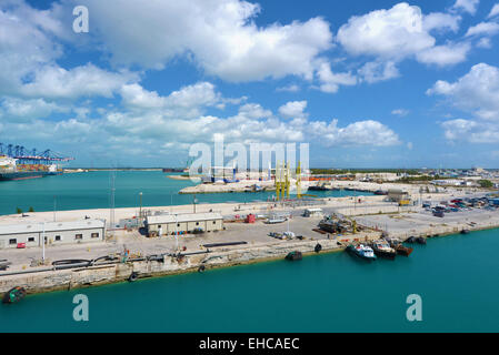 Industrielle Ansicht in Freeport - Bahamas. Viele Schiffe und Kräne für die Arbeit fertig. Stockfoto