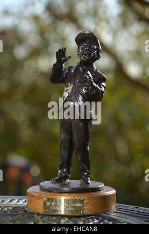 Barnsley, UK. 11. März 2015. Eine Skulptur von Norman Weisheit Barnsley Bildhauers Graham Ibbeson. Bild: Scott Bairstow/Alamy Stockfoto