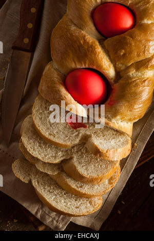 Hausgemachte griechische Osterbrot mit roten Eiern Stockfoto