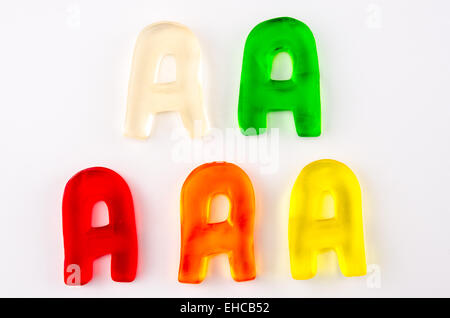 Eine Reihe von fünf Gummibärchen Buchstaben in der Form von A auf weißem Hintergrund Stockfoto