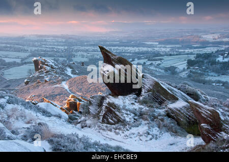 Winter Dawn an ramshaw Felsen, in der Nähe von Lauch, Peak District National Park, Staffordshire, England, UK Stockfoto