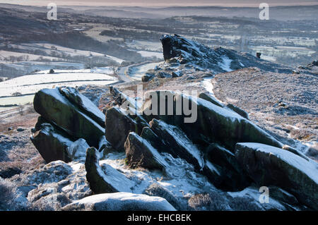 Winter Dawn an ramshaw Felsen, in der Nähe von Lauch, Peak District National Park, Staffordshire, England, UK Stockfoto