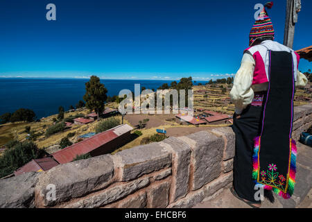 Puno, Peru - 25. Juli 2013: Mann wegsehen in den peruanischen Anden auf Taquile Island auf Puno Peru am 25. Juli 2013. Stockfoto
