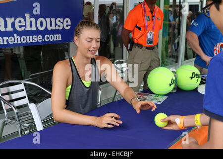 Indian Wells, Kalifornien Autogramme 11. März 2015 russische Tennisspielerin Maria Sharapova bei der BNP Paribas Open. Bildnachweis: Lisa Werner/Alamy Live-Nachrichten Stockfoto