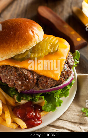 Grass-Fed-Bison-Burger mit Salat und Käse Stockfoto