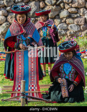 Cusco, Peru - 15. Juli 2013: Frauen beim Weben in den peruanischen Anden in Cuzco Peru am 15. Juli 2013 Stockfoto