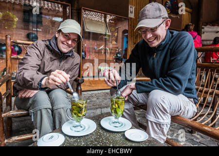 Pisac, Peru - 14. Juli 2013: Touristen trinken Coca-Tee in den peruanischen Anden bei Pisac Peru am 14. Juli 2013 Stockfoto