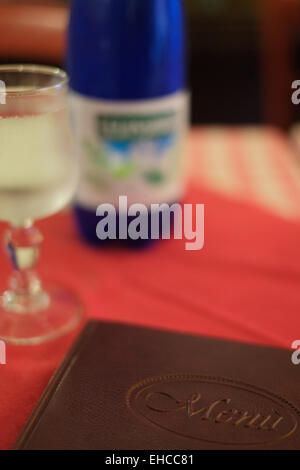 Elegante Leder gebunden Menü in einem gehobenen Restaurant auf einer roten Tischdecke. Stockfoto