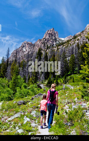 Mutter und junge Tochter Wandern in den Sägezahn Wildnis in Idaho (MR) Stockfoto