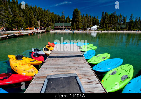 Dock mit Kajaks und Paddleboards auf Rotbarsch Lake Lodge im Idaho Sawtooth National Recreation Area Stockfoto