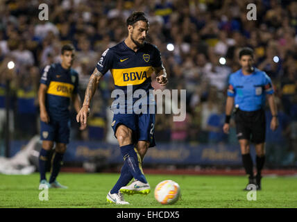 Buenos Aires, Argentinien. 11. März 2015. Daniel Osvaldo (C) von Argentias Boca Juniors, schießt einen Elfmeter während der Copa Libertadores Match gegen Zamora von Venezuela, in dem Alberto J. Armando Stadium in Buenos Aires, Argentinien, am 11. März 2015. © Martin Zabala/Xinhua/Alamy Live-Nachrichten Stockfoto