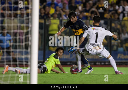 Buenos Aires, Argentinien. 11. März 2015. Nicolas Lodeiro (C) von Argentias Boca Juniors, durchbricht während der Copa Libertadores Match gegen Zamora von Venezuela, in dem Alberto J. Armando Stadium in Buenos Aires, Argentinien, am 11. März 2015. © Martin Zabala/Xinhua/Alamy Live-Nachrichten Stockfoto