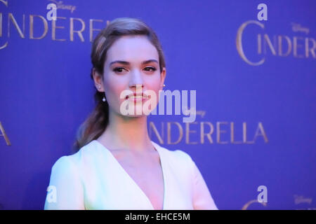 Toronto, Kanada. 11. März 2015. Englische Schauspielerin Lily James besucht eine special Screening von Aschenputtel in Torontos Scotiabank Theater. Bildnachweis: EXImages/Alamy Live-Nachrichten Stockfoto