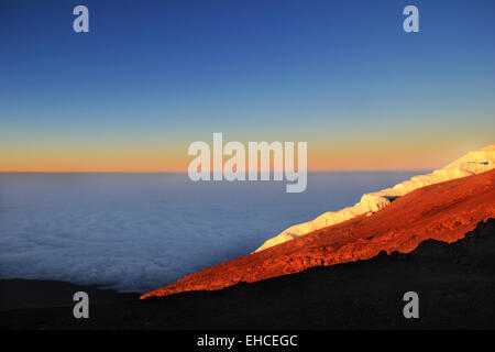 Sonnenaufgang vom Gipfel des Mt Kilimanjaro, Tansania, mit Blick auf den Gletscher Stockfoto