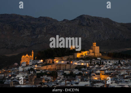 Antequera in der Abenddämmerung Stockfoto