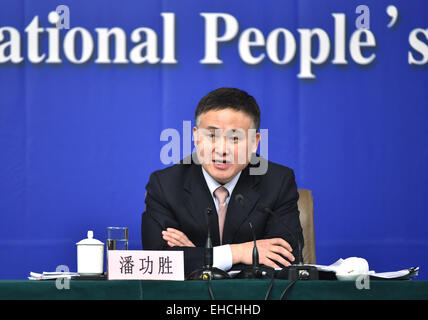 (150312)--Peking, 12. März 2015 (Xinhua)--Pang Gongsheng, Landeshauptmann-Stellvertreter von der Volksrepublik Bank of China (PBC), Antworten auf Fragen bei einer Pressekonferenz für die dritte Sitzung des 12. nationalen Volksarmee Kongress (NPC) zur Finanzreform in Peking, Hauptstadt von China, 12. März 2015. (Xinhua/Li Xin) (Yxb) Stockfoto