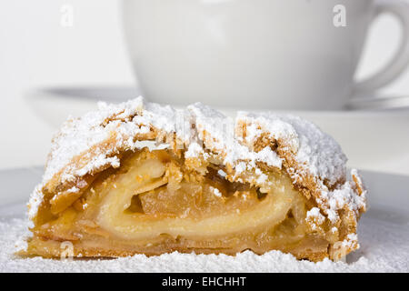 Detail der einen Apfelstrudel mit Puderzucker Stockfoto