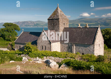 Penmon Priory und die Menai Straits, in der Nähe von Beaumaris, Anglesey, North Wales, UK Stockfoto