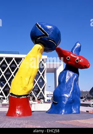 Miro-Skulpturen in der Nähe von den großen Bogen am La Défense, Paris, Frankreich, Westeuropa. Stockfoto