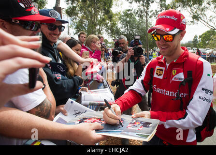 Melbourne, Australien. 12. März 2015. Scuderia Ferrari-Formel-1-Fahrer Sebastian Vettel Deutschland gibt Autogramme für seine Anhänger vor Australian Formula One Grand Prix im Albert Park in Melbourne, Australien, 12. März 2015. Bildnachweis: Bai Xue/Xinhua/Alamy Live-Nachrichten Stockfoto