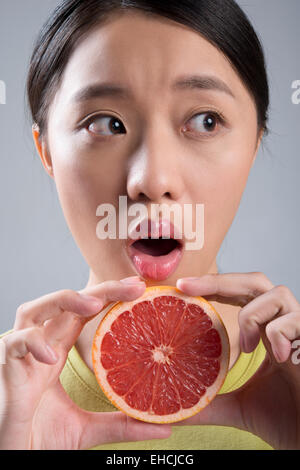 Junge Frau Essen grapefruit Stockfoto